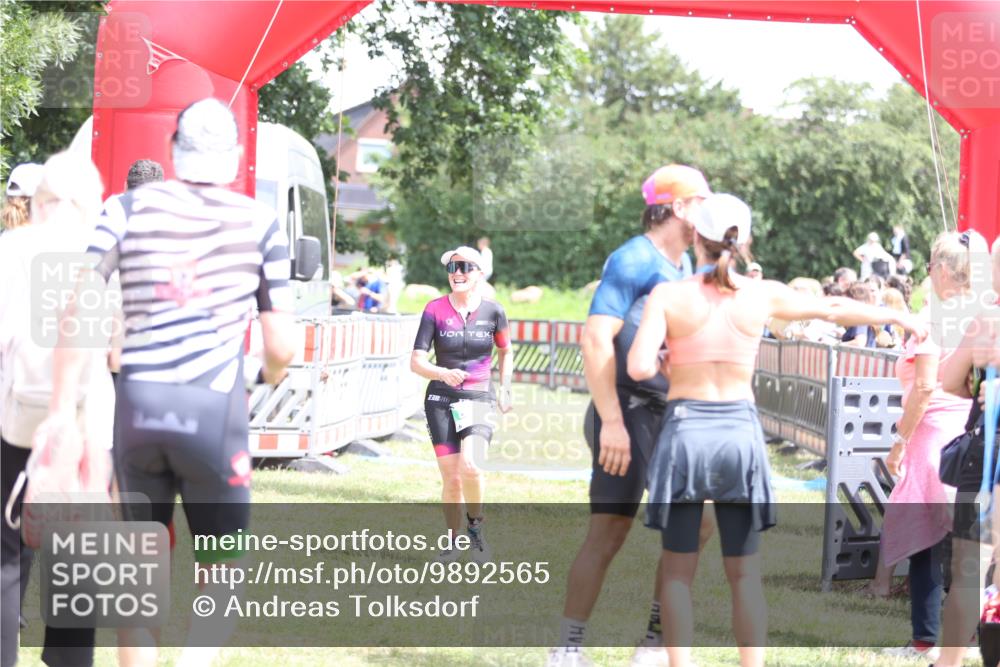 21.06.2026 - 29. Vierlanden-Triathlon Andreas Tolksdorf http://msf.ph/oto/9892565 21.06.2026 13:44:31 Ziel 848, 859, 848, 859 meine-sportfotos.de