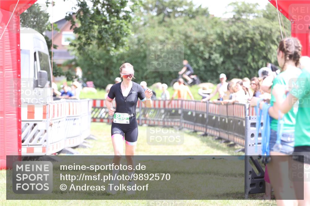 21.06.2026 - 29. Vierlanden-Triathlon Andreas Tolksdorf http://msf.ph/oto/9892570 21.06.2026 13:44:43 Ziel 754, 848, 754, 848 meine-sportfotos.de