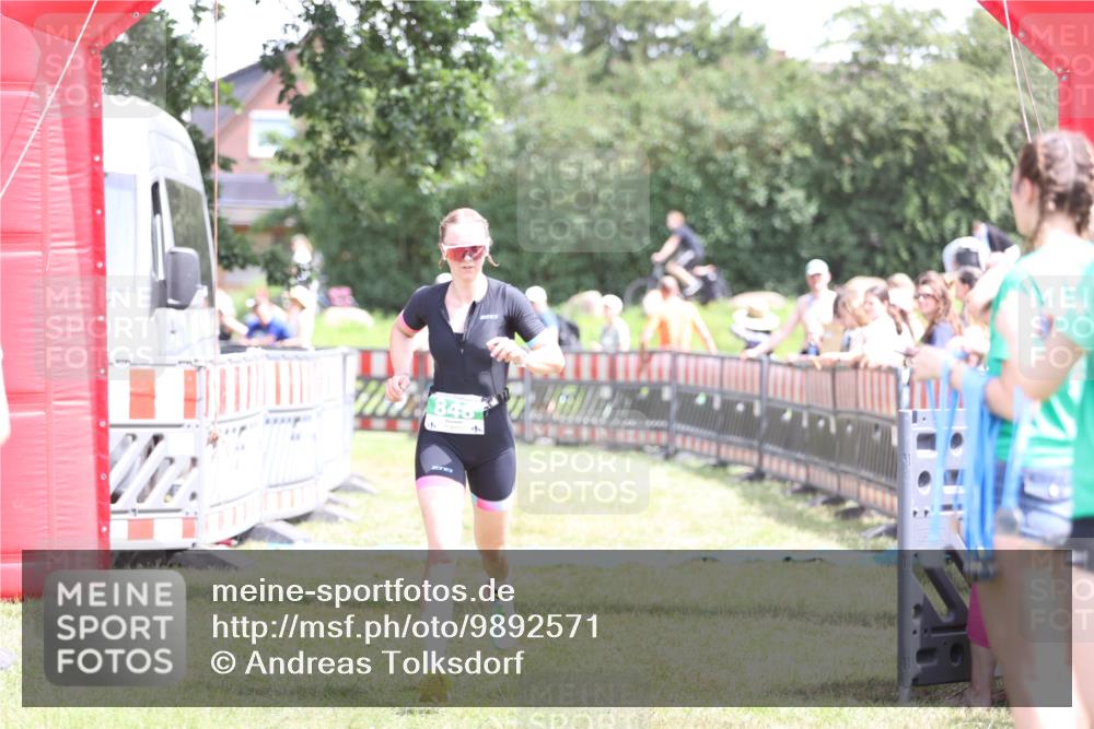 21.06.2026 - 29. Vierlanden-Triathlon Andreas Tolksdorf http://msf.ph/oto/9892571 21.06.2026 13:44:43 Ziel 754, 848, 754, 848 meine-sportfotos.de
