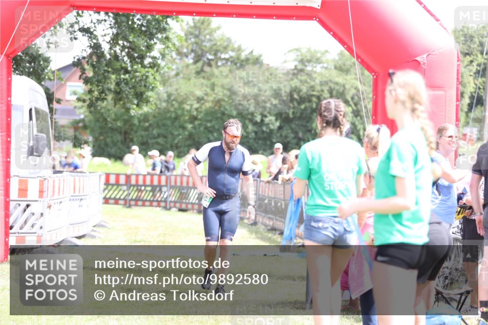 21.06.2026 - 29. Vierlanden-Triathlon Andreas Tolksdorf http://msf.ph/oto/9892580 21.06.2026 13:44:56 Ziel 58, 754, 58, 754 meine-sportfotos.de