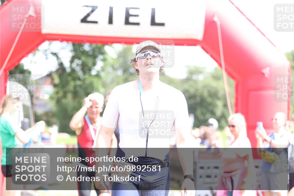 21.06.2026 - 29. Vierlanden-Triathlon Andreas Tolksdorf http://msf.ph/oto/9892581 21.06.2026 13:45:22 Ziel  meine-sportfotos.de