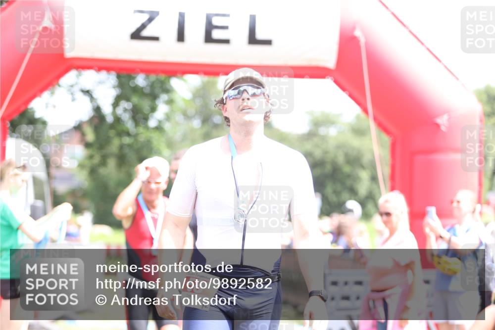 21.06.2026 - 29. Vierlanden-Triathlon Andreas Tolksdorf http://msf.ph/oto/9892582 21.06.2026 13:45:22 Ziel  meine-sportfotos.de