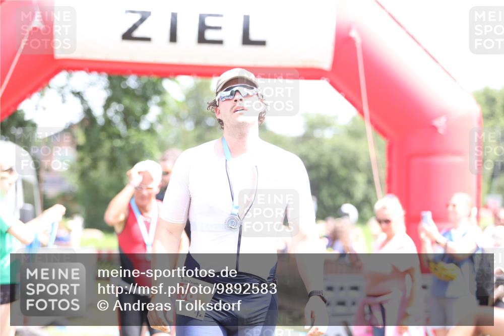 21.06.2026 - 29. Vierlanden-Triathlon Andreas Tolksdorf http://msf.ph/oto/9892583 21.06.2026 13:45:22 Ziel  meine-sportfotos.de