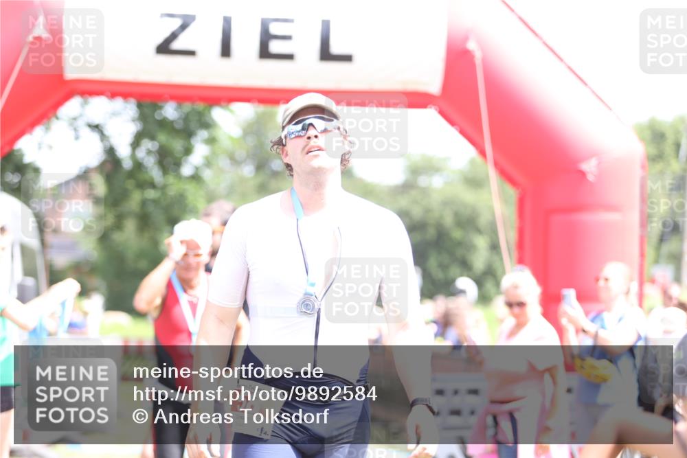 21.06.2026 - 29. Vierlanden-Triathlon Andreas Tolksdorf http://msf.ph/oto/9892584 21.06.2026 13:45:22 Ziel  meine-sportfotos.de