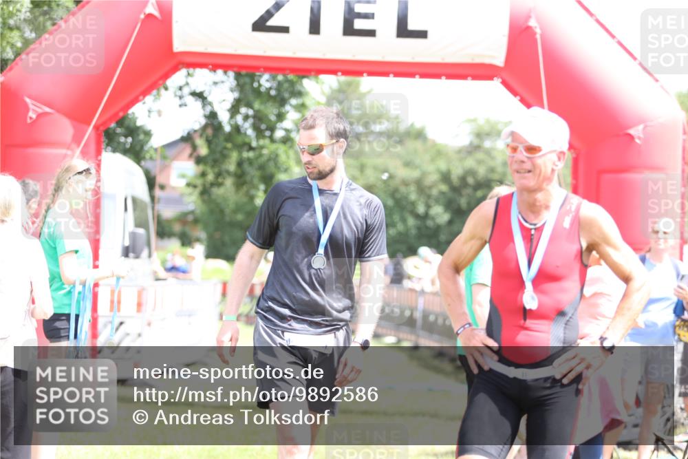 21.06.2026 - 29. Vierlanden-Triathlon Andreas Tolksdorf http://msf.ph/oto/9892586 21.06.2026 13:45:27 Ziel  meine-sportfotos.de