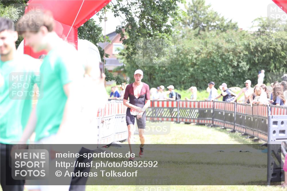 21.06.2026 - 29. Vierlanden-Triathlon Andreas Tolksdorf http://msf.ph/oto/9892592 21.06.2026 13:45:40 Ziel 101, 126, 101, 126 meine-sportfotos.de