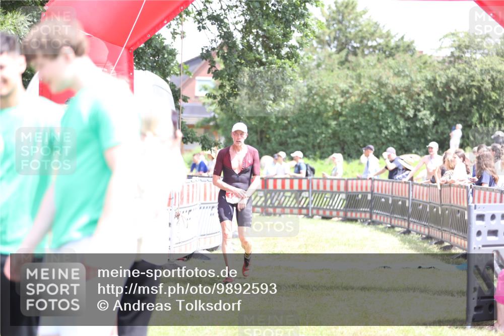 21.06.2026 - 29. Vierlanden-Triathlon Andreas Tolksdorf http://msf.ph/oto/9892593 21.06.2026 13:45:40 Ziel 101, 126, 101, 126 meine-sportfotos.de