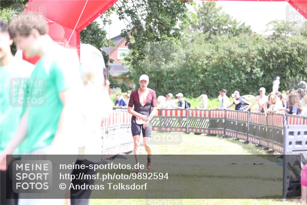 21.06.2026 - 29. Vierlanden-Triathlon Andreas Tolksdorf http://msf.ph/oto/9892594 21.06.2026 13:45:40 Ziel 101, 126, 101, 126 meine-sportfotos.de