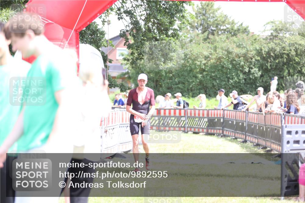 21.06.2026 - 29. Vierlanden-Triathlon Andreas Tolksdorf http://msf.ph/oto/9892595 21.06.2026 13:45:40 Ziel 101, 126, 101, 126 meine-sportfotos.de