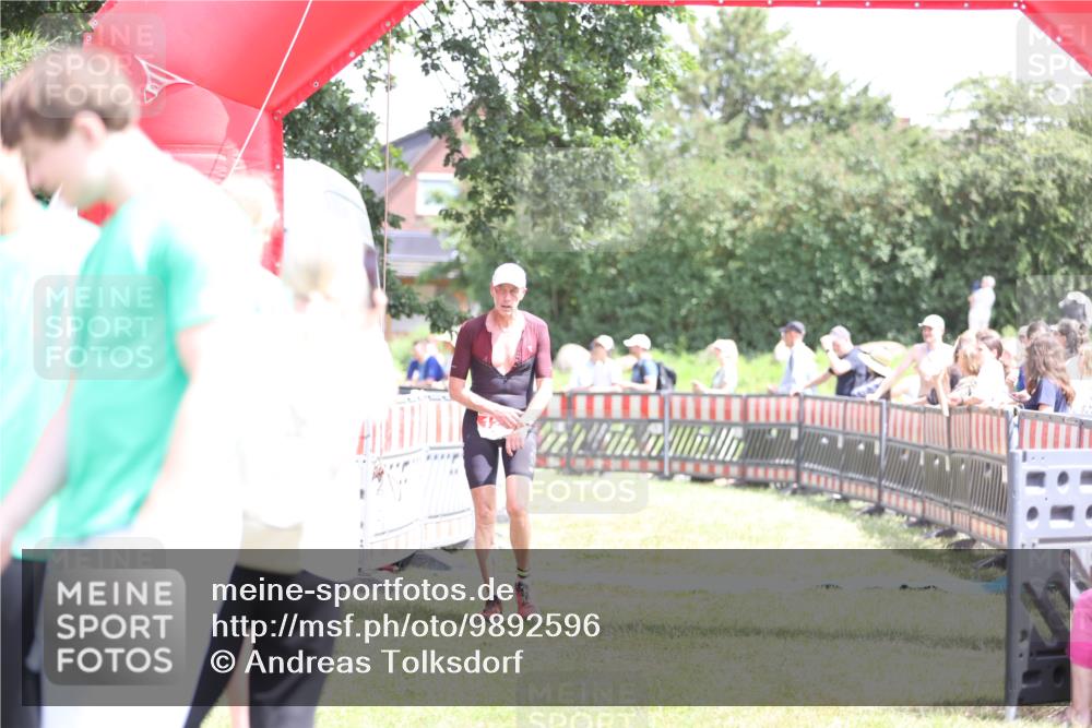21.06.2026 - 29. Vierlanden-Triathlon Andreas Tolksdorf http://msf.ph/oto/9892596 21.06.2026 13:45:40 Ziel 101, 126, 101, 126 meine-sportfotos.de