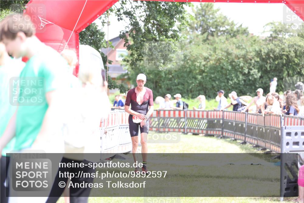 21.06.2026 - 29. Vierlanden-Triathlon Andreas Tolksdorf http://msf.ph/oto/9892597 21.06.2026 13:45:40 Ziel 101, 126, 101, 126 meine-sportfotos.de