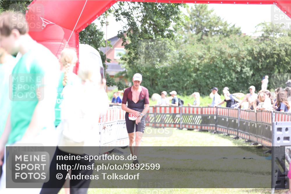 21.06.2026 - 29. Vierlanden-Triathlon Andreas Tolksdorf http://msf.ph/oto/9892599 21.06.2026 13:45:40 Ziel 101, 126, 101, 126 meine-sportfotos.de