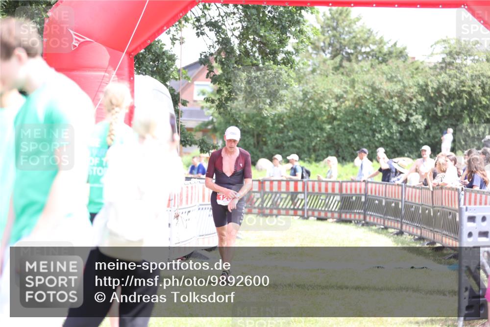 21.06.2026 - 29. Vierlanden-Triathlon Andreas Tolksdorf http://msf.ph/oto/9892600 21.06.2026 13:45:40 Ziel 101, 126, 101, 126 meine-sportfotos.de