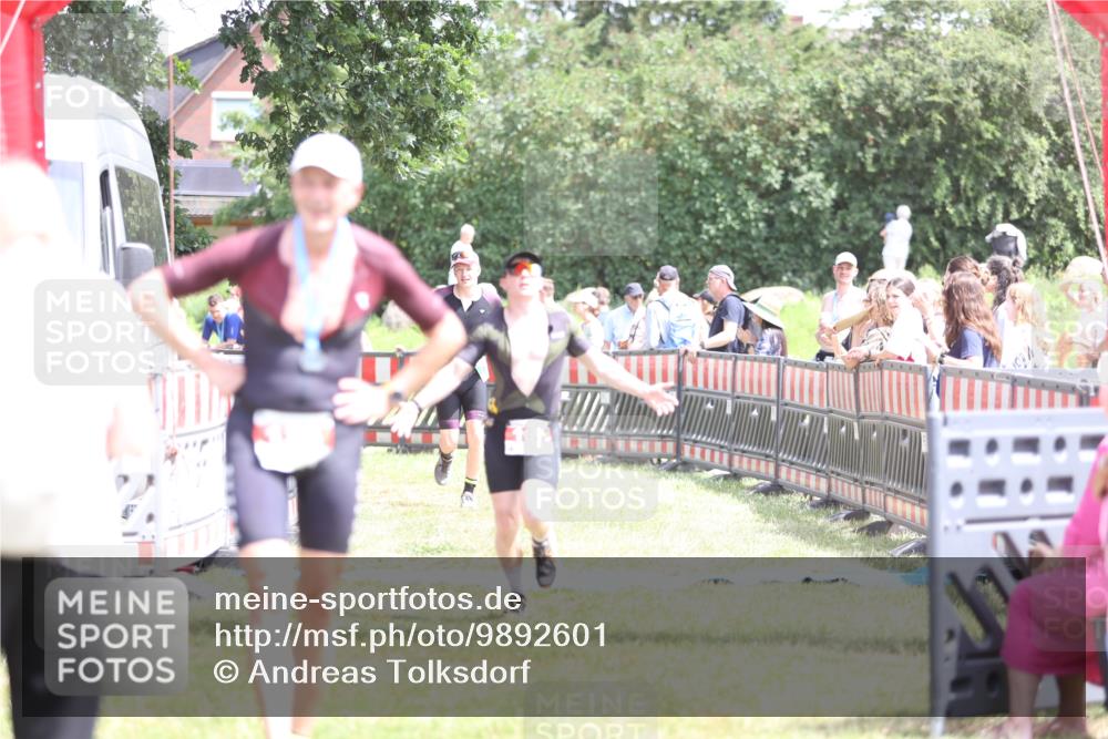 21.06.2026 - 29. Vierlanden-Triathlon Andreas Tolksdorf http://msf.ph/oto/9892601 21.06.2026 13:45:49 Ziel 101, 750, 101, 750 meine-sportfotos.de