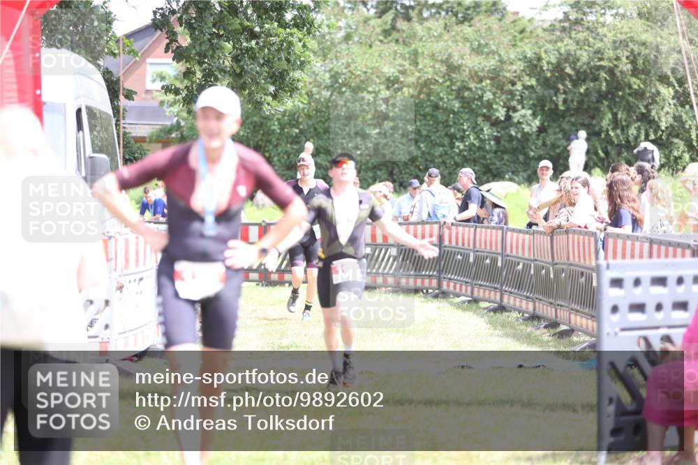 21.06.2026 - 29. Vierlanden-Triathlon Andreas Tolksdorf http://msf.ph/oto/9892602 21.06.2026 13:45:49 Ziel 101, 750, 101, 750 meine-sportfotos.de