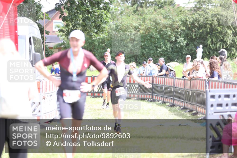21.06.2026 - 29. Vierlanden-Triathlon Andreas Tolksdorf http://msf.ph/oto/9892603 21.06.2026 13:45:49 Ziel 101, 750, 101, 750 meine-sportfotos.de