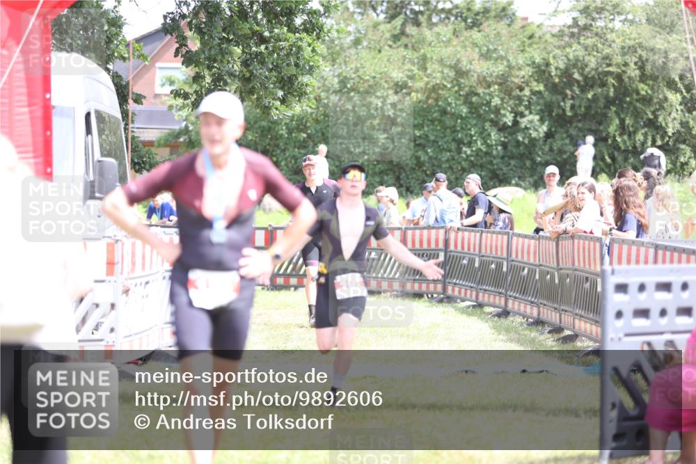 21.06.2026 - 29. Vierlanden-Triathlon Andreas Tolksdorf http://msf.ph/oto/9892606 21.06.2026 13:45:49 Ziel 101, 750, 101, 750 meine-sportfotos.de