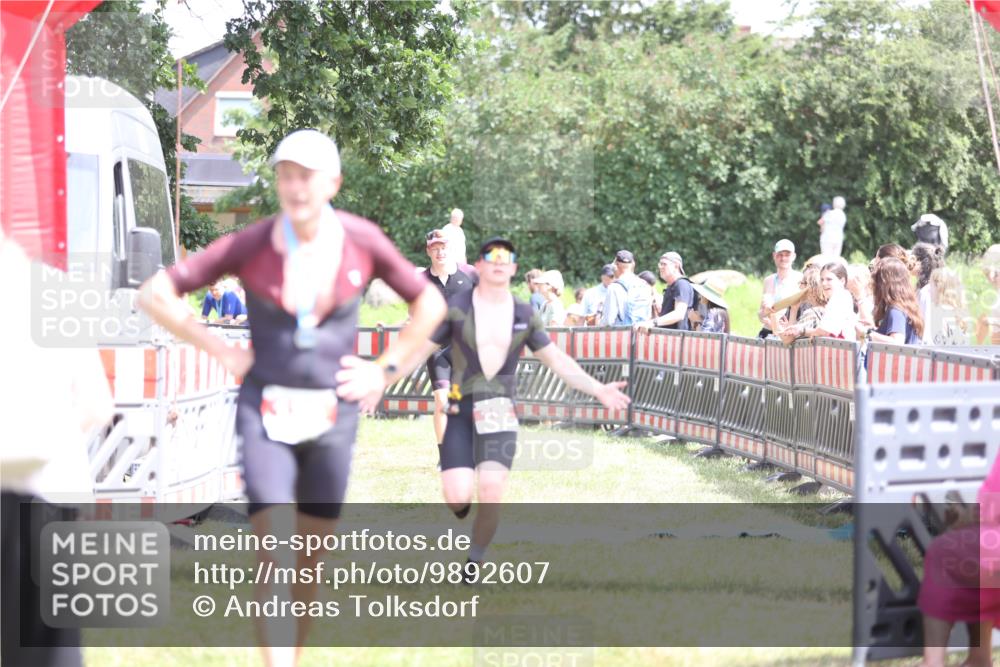 21.06.2026 - 29. Vierlanden-Triathlon Andreas Tolksdorf http://msf.ph/oto/9892607 21.06.2026 13:45:49 Ziel 101, 750, 101, 750 meine-sportfotos.de