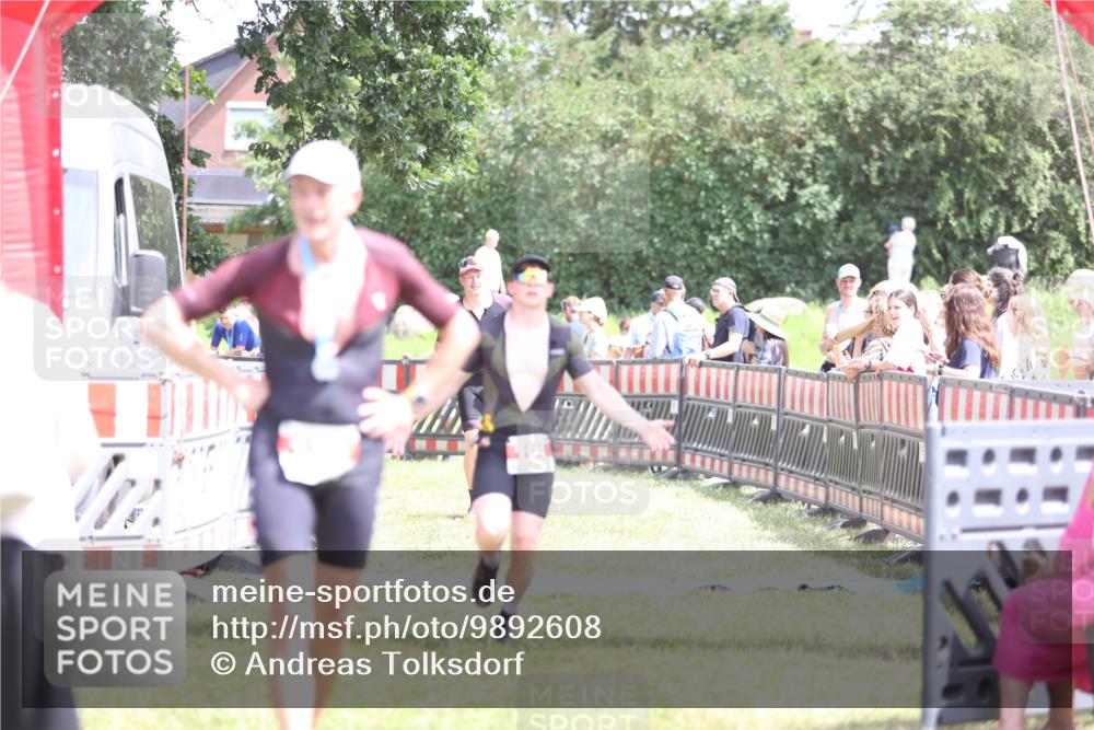 21.06.2026 - 29. Vierlanden-Triathlon Andreas Tolksdorf http://msf.ph/oto/9892608 21.06.2026 13:45:49 Ziel 101, 750, 101, 750 meine-sportfotos.de
