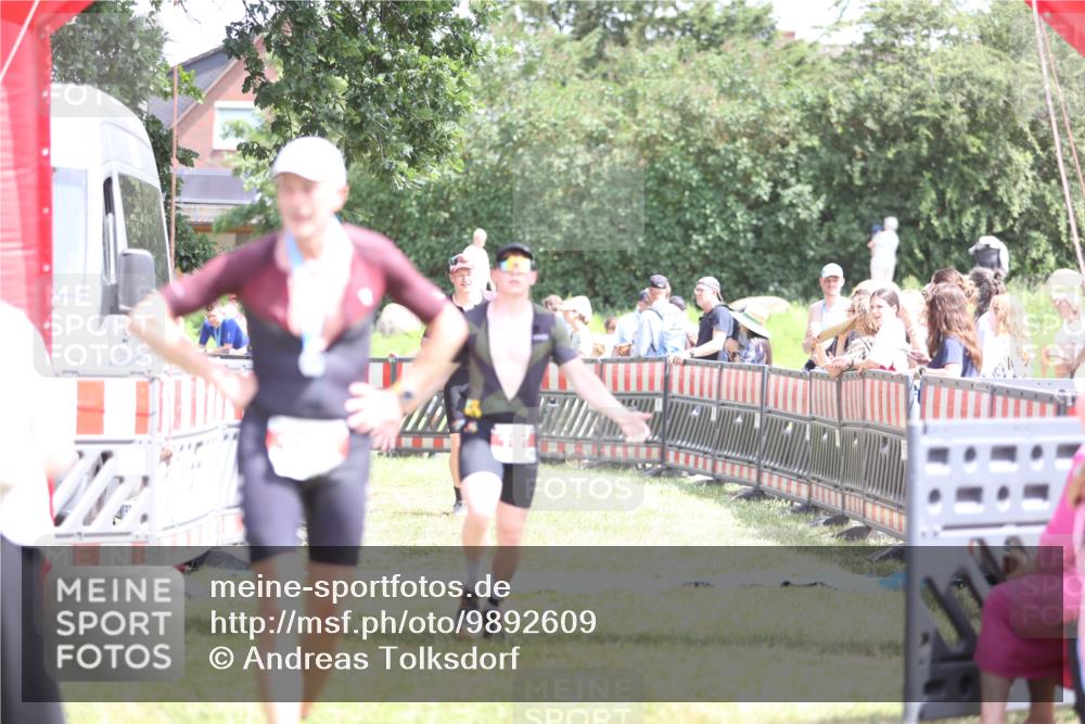 21.06.2026 - 29. Vierlanden-Triathlon Andreas Tolksdorf http://msf.ph/oto/9892609 21.06.2026 13:45:49 Ziel 101, 750, 101, 750 meine-sportfotos.de