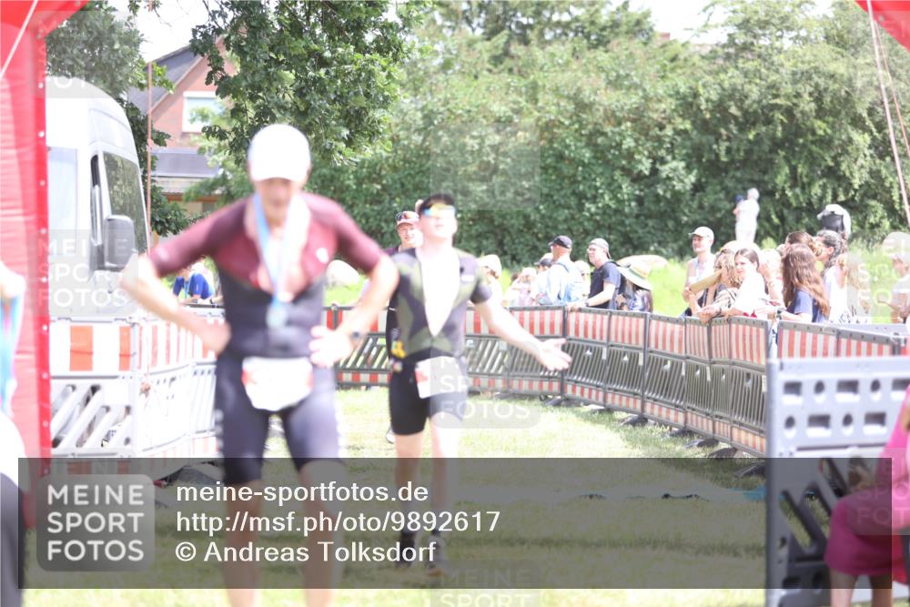 21.06.2026 - 29. Vierlanden-Triathlon Andreas Tolksdorf http://msf.ph/oto/9892617 21.06.2026 13:45:50 Ziel 101, 259, 750, 101, 259, 750 meine-sportfotos.de