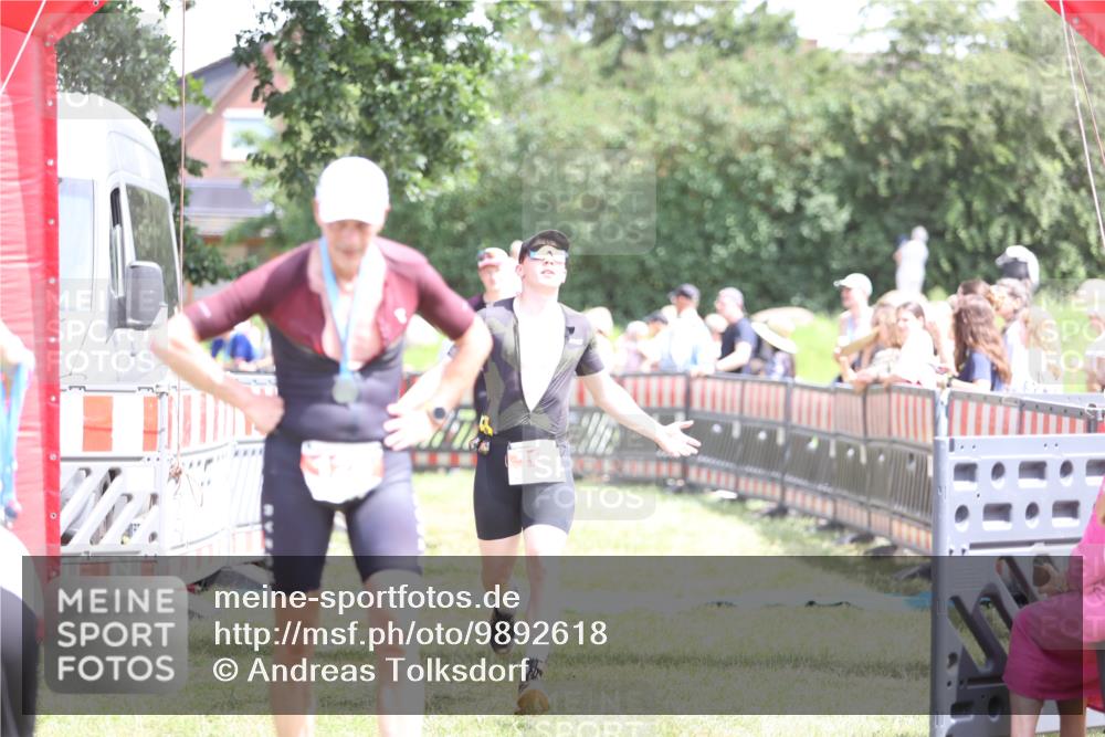 21.06.2026 - 29. Vierlanden-Triathlon Andreas Tolksdorf http://msf.ph/oto/9892618 21.06.2026 13:45:50 Ziel 101, 259, 750, 101, 259, 750 meine-sportfotos.de