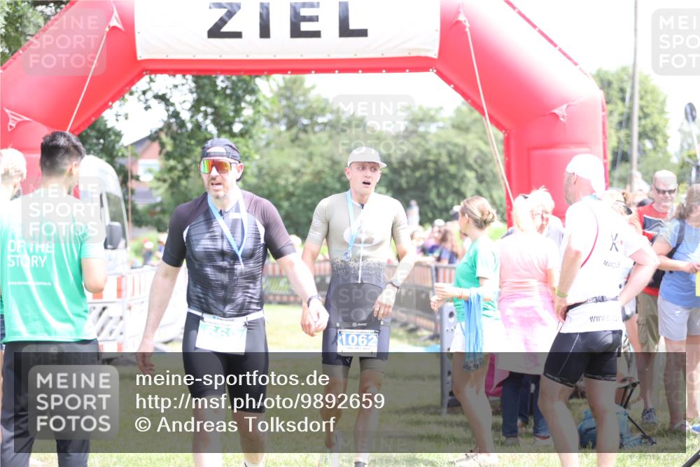 21.06.2026 - 29. Vierlanden-Triathlon Andreas Tolksdorf http://msf.ph/oto/9892659 21.06.2026 13:47:41 Ziel 833, 1065, 833, 1065 meine-sportfotos.de