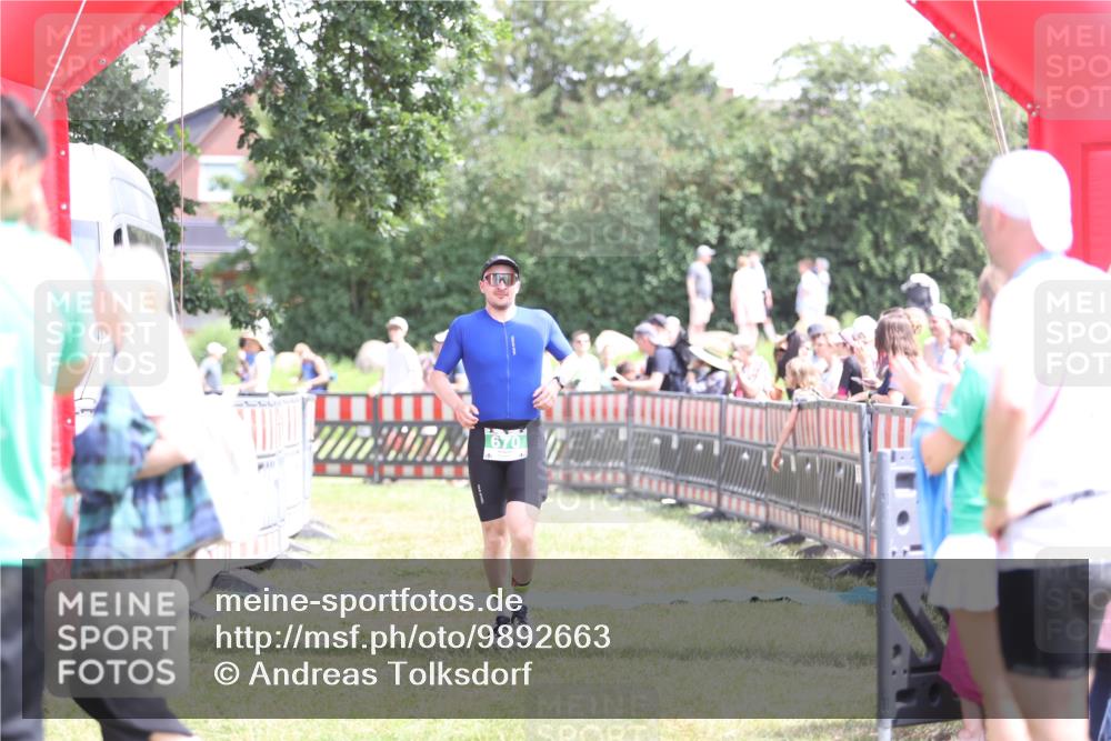 21.06.2026 - 29. Vierlanden-Triathlon Andreas Tolksdorf http://msf.ph/oto/9892663 21.06.2026 13:47:59 Ziel 87, 670, 87, 670 meine-sportfotos.de