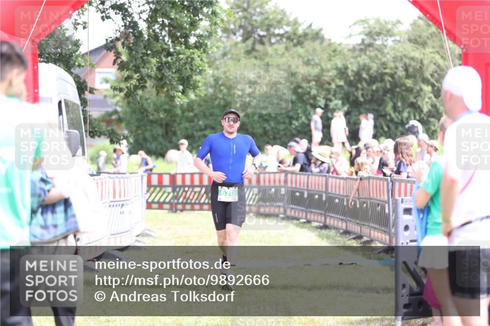 21.06.2026 - 29. Vierlanden-Triathlon Andreas Tolksdorf http://msf.ph/oto/9892666 21.06.2026 13:47:59 Ziel 87, 670, 87, 670 meine-sportfotos.de