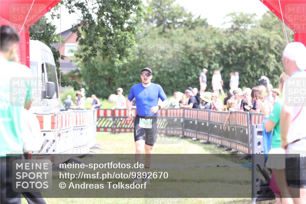 21.06.2026 - 29. Vierlanden-Triathlon Andreas Tolksdorf http://msf.ph/oto/9892670 21.06.2026 13:47:59 Ziel 87, 670, 87, 670 meine-sportfotos.de