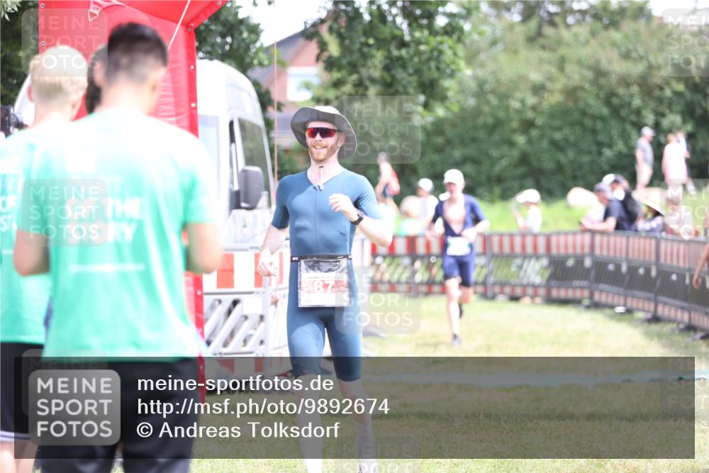 21.06.2026 - 29. Vierlanden-Triathlon Andreas Tolksdorf http://msf.ph/oto/9892674 21.06.2026 13:48:10 Ziel 64, 87, 806, 64, 87, 806 meine-sportfotos.de