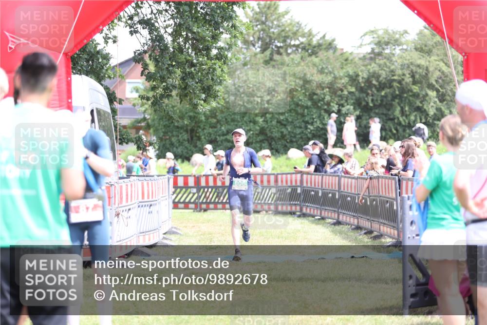 21.06.2026 - 29. Vierlanden-Triathlon Andreas Tolksdorf http://msf.ph/oto/9892678 21.06.2026 13:48:11 Ziel 64, 87, 806, 64, 87, 806 meine-sportfotos.de