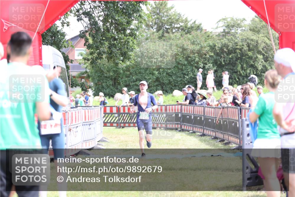 21.06.2026 - 29. Vierlanden-Triathlon Andreas Tolksdorf http://msf.ph/oto/9892679 21.06.2026 13:48:11 Ziel 64, 87, 806, 64, 87, 806 meine-sportfotos.de