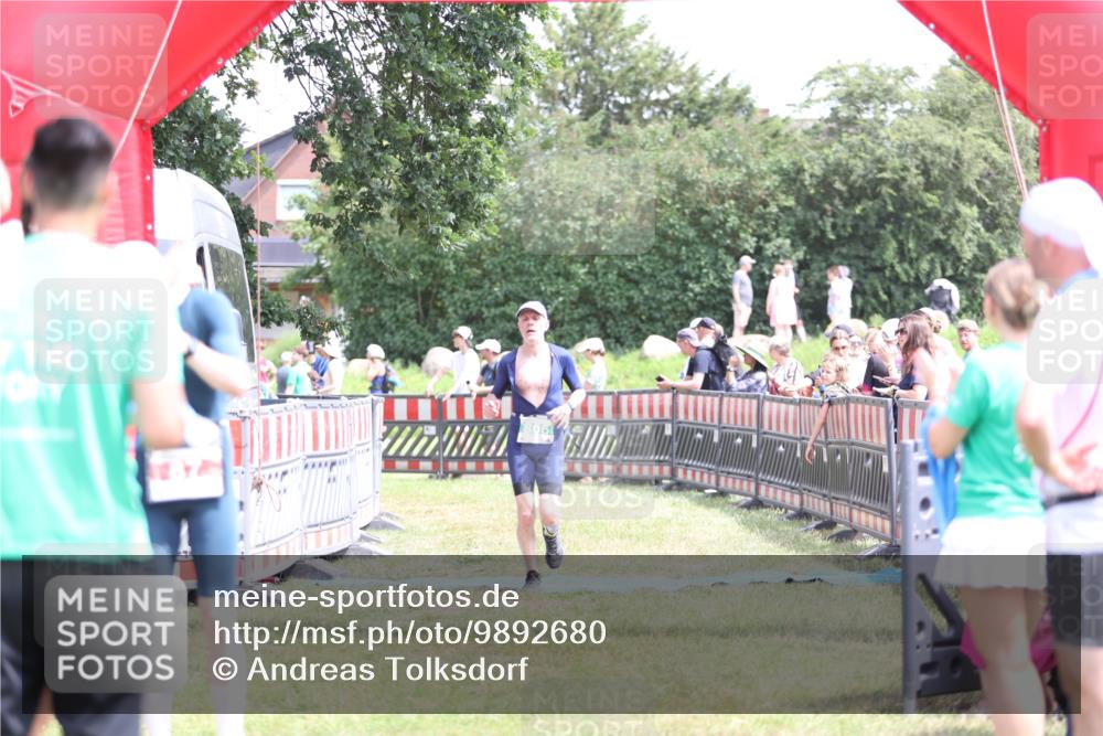 21.06.2026 - 29. Vierlanden-Triathlon Andreas Tolksdorf http://msf.ph/oto/9892680 21.06.2026 13:48:11 Ziel 64, 87, 806, 64, 87, 806 meine-sportfotos.de