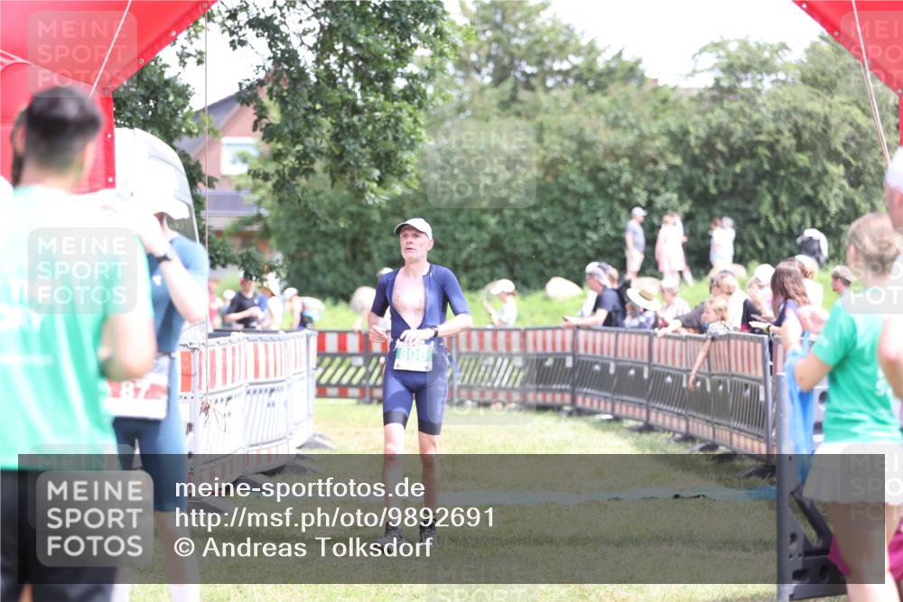 21.06.2026 - 29. Vierlanden-Triathlon Andreas Tolksdorf http://msf.ph/oto/9892691 21.06.2026 13:48:13 Ziel 64, 87, 806, 64, 87, 806 meine-sportfotos.de