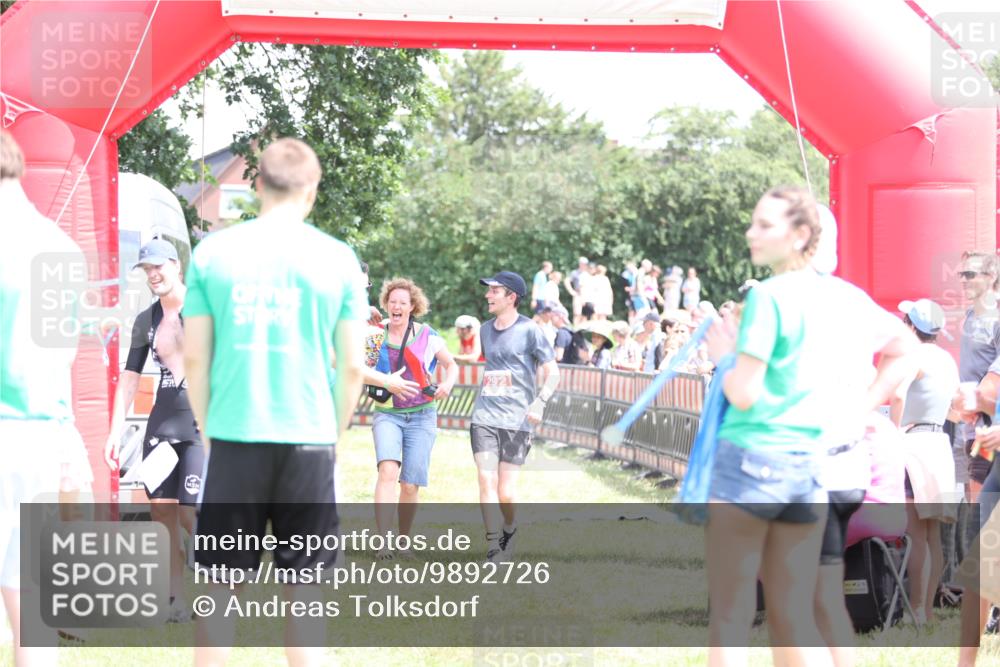21.06.2026 - 29. Vierlanden-Triathlon Andreas Tolksdorf http://msf.ph/oto/9892726 21.06.2026 13:49:04 Ziel 292, 1045, 292, 1045 meine-sportfotos.de