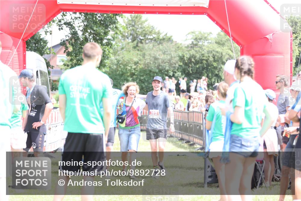 21.06.2026 - 29. Vierlanden-Triathlon Andreas Tolksdorf http://msf.ph/oto/9892728 21.06.2026 13:49:06 Ziel 292, 1045, 292, 1045 meine-sportfotos.de