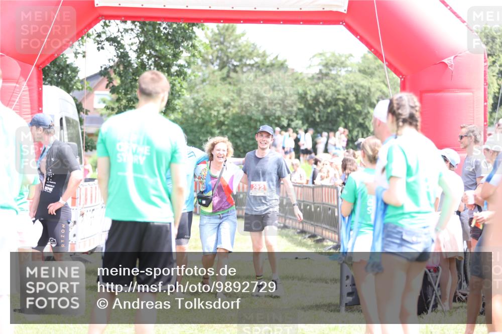 21.06.2026 - 29. Vierlanden-Triathlon Andreas Tolksdorf http://msf.ph/oto/9892729 21.06.2026 13:49:06 Ziel 292, 1045, 292, 1045 meine-sportfotos.de