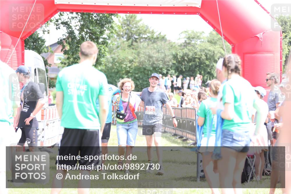 21.06.2026 - 29. Vierlanden-Triathlon Andreas Tolksdorf http://msf.ph/oto/9892730 21.06.2026 13:49:06 Ziel 292, 1045, 292, 1045 meine-sportfotos.de