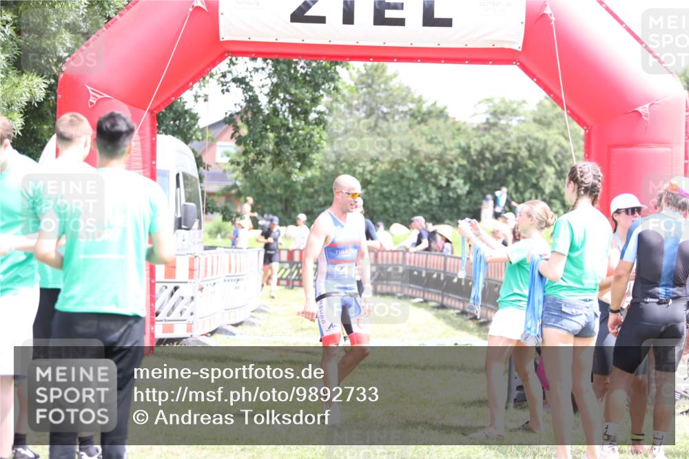 21.06.2026 - 29. Vierlanden-Triathlon Andreas Tolksdorf http://msf.ph/oto/9892733 21.06.2026 13:49:34 Ziel 100, 884, 100, 884 meine-sportfotos.de