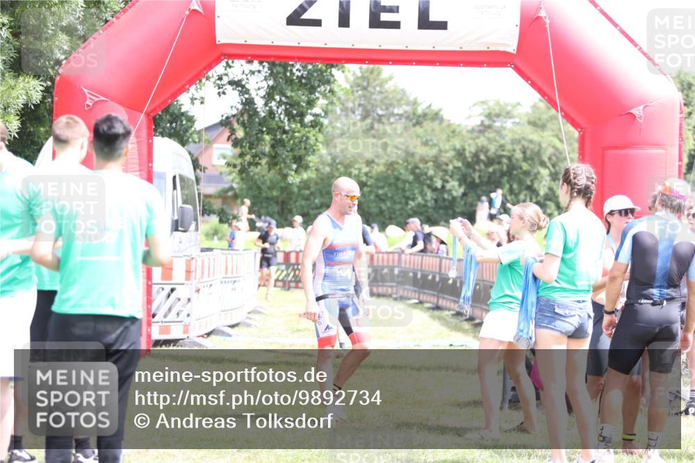21.06.2026 - 29. Vierlanden-Triathlon Andreas Tolksdorf http://msf.ph/oto/9892734 21.06.2026 13:49:34 Ziel 100, 884, 100, 884 meine-sportfotos.de