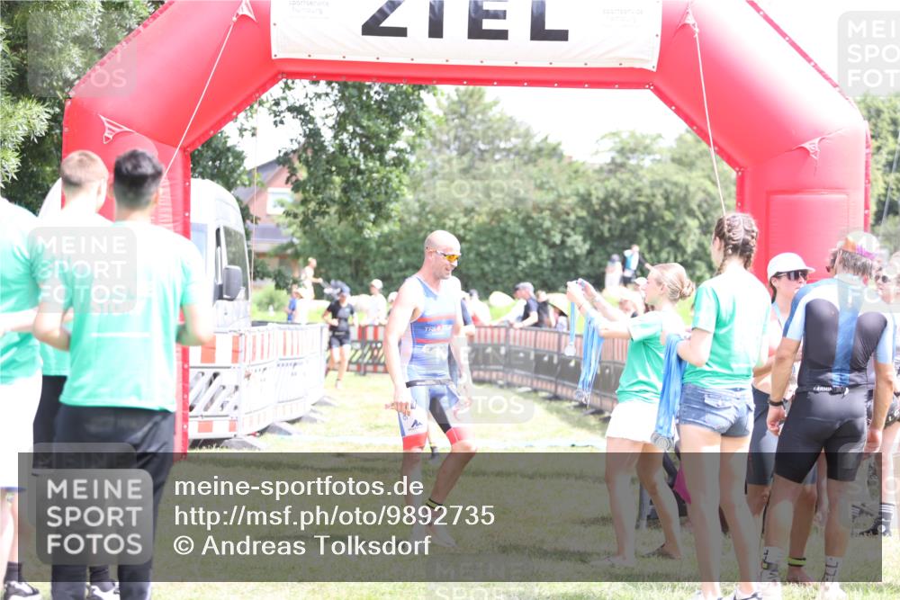 21.06.2026 - 29. Vierlanden-Triathlon Andreas Tolksdorf http://msf.ph/oto/9892735 21.06.2026 13:49:34 Ziel 100, 884, 100, 884 meine-sportfotos.de