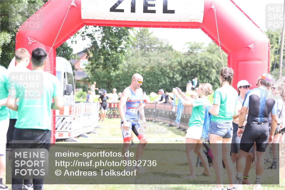 21.06.2026 - 29. Vierlanden-Triathlon Andreas Tolksdorf http://msf.ph/oto/9892736 21.06.2026 13:49:34 Ziel 100, 884, 100, 884 meine-sportfotos.de