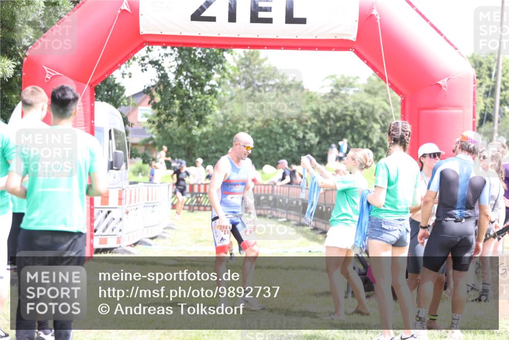 21.06.2026 - 29. Vierlanden-Triathlon Andreas Tolksdorf http://msf.ph/oto/9892737 21.06.2026 13:49:34 Ziel 100, 884, 100, 884 meine-sportfotos.de