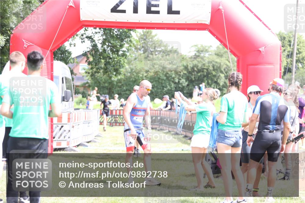 21.06.2026 - 29. Vierlanden-Triathlon Andreas Tolksdorf http://msf.ph/oto/9892738 21.06.2026 13:49:34 Ziel 100, 884, 100, 884 meine-sportfotos.de