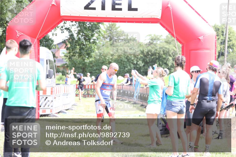 21.06.2026 - 29. Vierlanden-Triathlon Andreas Tolksdorf http://msf.ph/oto/9892739 21.06.2026 13:49:34 Ziel 100, 884, 100, 884 meine-sportfotos.de