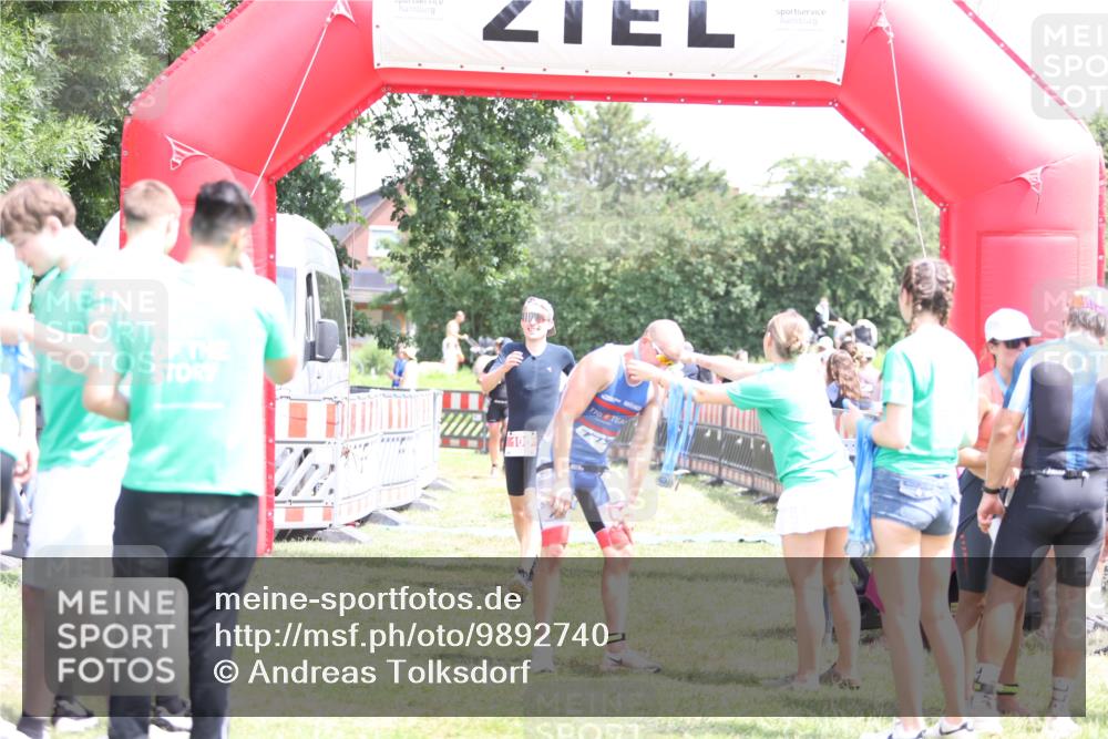 21.06.2026 - 29. Vierlanden-Triathlon Andreas Tolksdorf http://msf.ph/oto/9892740 21.06.2026 13:49:35 Ziel 100, 884, 100, 884 meine-sportfotos.de