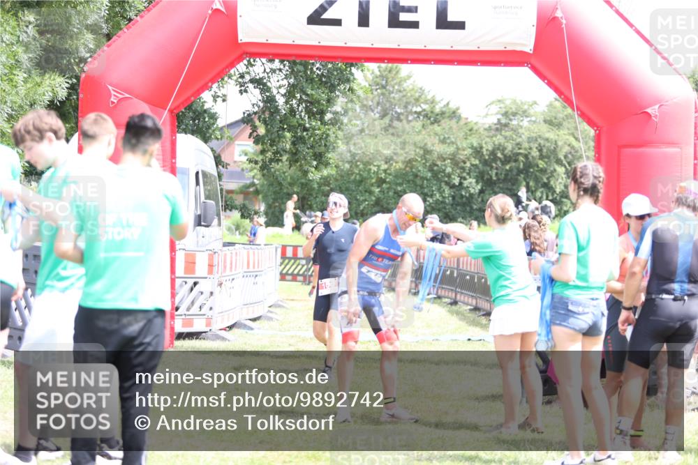 21.06.2026 - 29. Vierlanden-Triathlon Andreas Tolksdorf http://msf.ph/oto/9892742 21.06.2026 13:49:35 Ziel 100, 884, 100, 884 meine-sportfotos.de