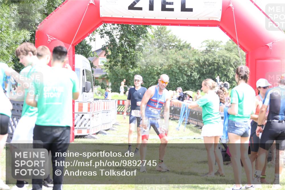 21.06.2026 - 29. Vierlanden-Triathlon Andreas Tolksdorf http://msf.ph/oto/9892745 21.06.2026 13:49:35 Ziel 100, 884, 100, 884 meine-sportfotos.de