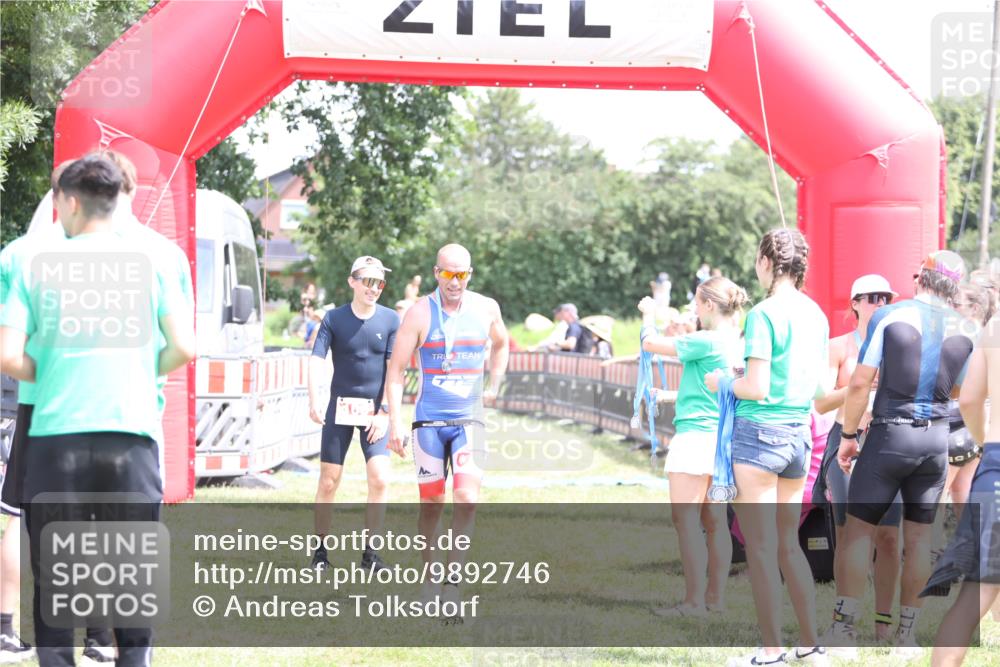21.06.2026 - 29. Vierlanden-Triathlon Andreas Tolksdorf http://msf.ph/oto/9892746 21.06.2026 13:49:37 Ziel 100, 884, 1056, 100, 884, 1056 meine-sportfotos.de